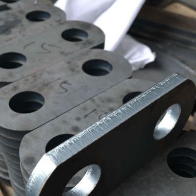 Parti di taglio per piastre metalliche su misura in acciaio al carbonio che irradiano molti campi industriali